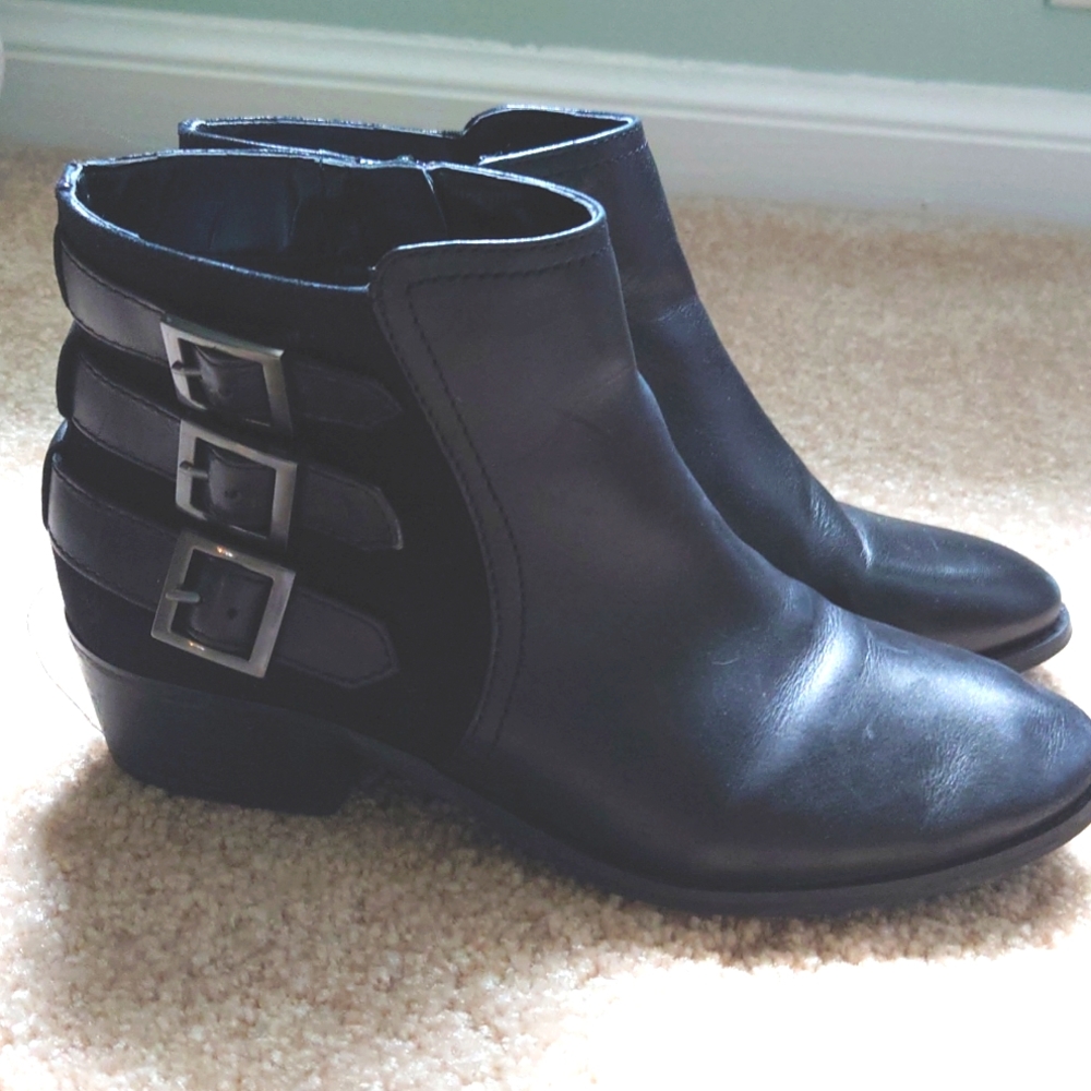 Arturo Chiang 6.5 Black Ankle Boots